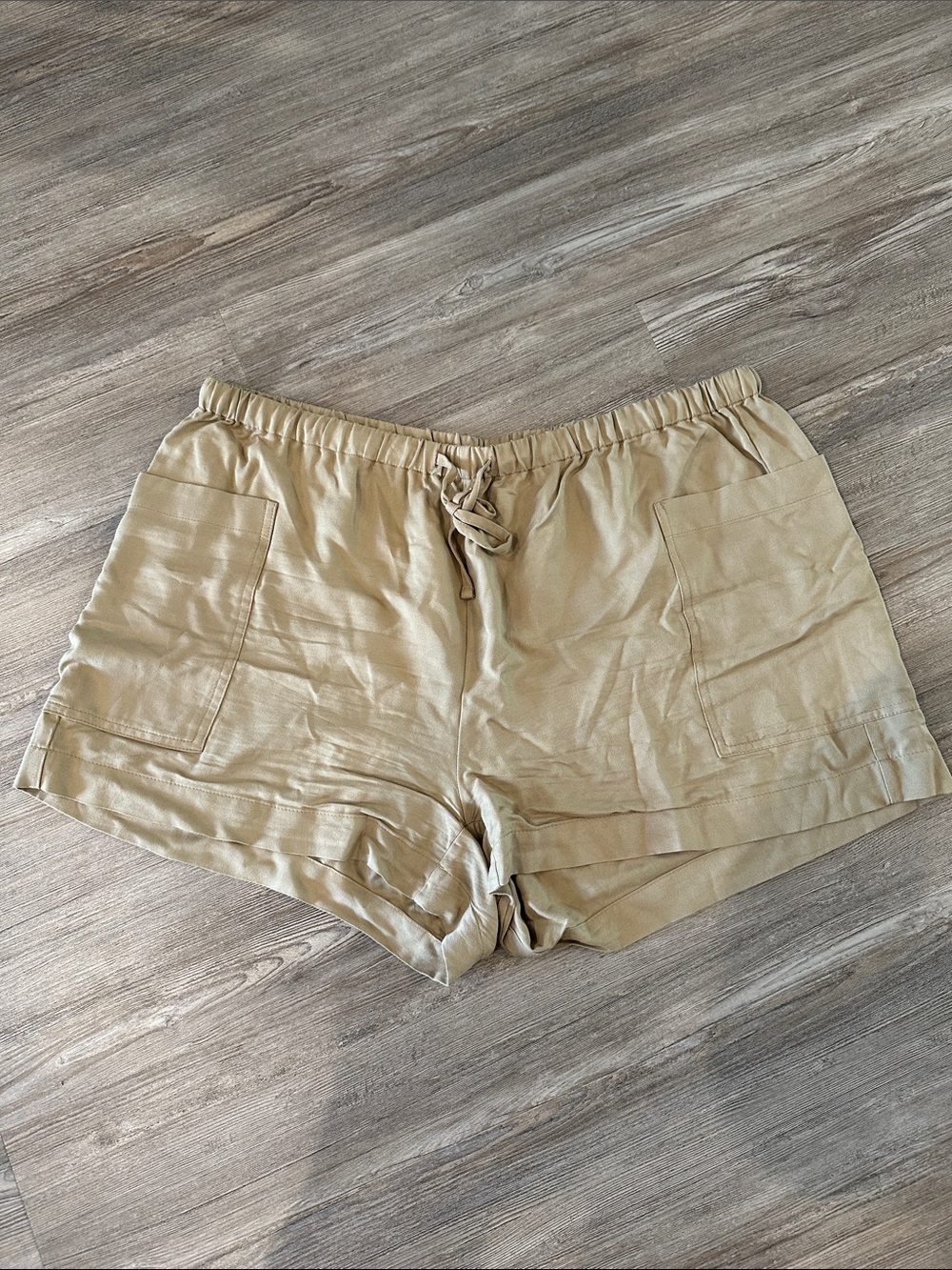 Old Navy Lightweight Drawstring Pocket Shorts in Tan